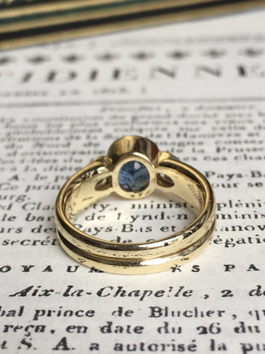Bague 55 Bague en or jaune 18K sertie d’un saphir non chauffé et diamants 58 Facettes 237