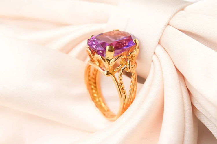 Bague 54 Bague motif corde en or jaune 750 sertie d’une améthyste 58 Facettes 250317