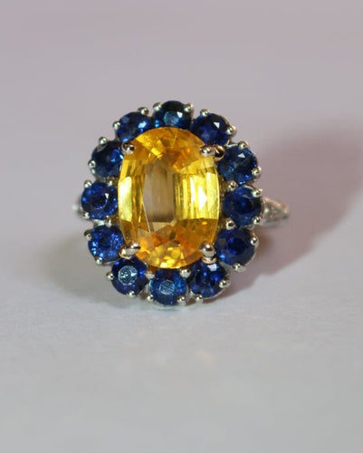 Bague 52 Bague marguerite en or blanc 18 carats aux saphirs jaunes 58 Facettes 609