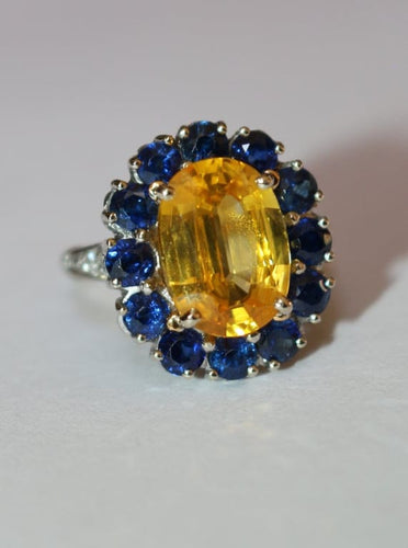 Bague 52 Bague marguerite en or blanc 18 carats aux saphirs jaunes 58 Facettes 609