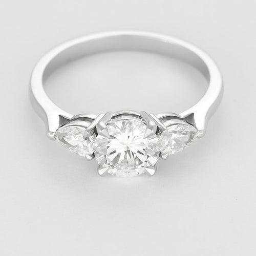 Bague 53 Élégant solitaire en or blanc et diamants 58 Facettes B23-283