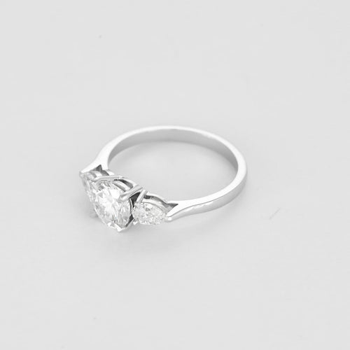 Bague 53 Élégant solitaire en or blanc et diamants 58 Facettes B23-283