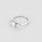 Bague 53 Élégant solitaire en or blanc et diamants 58 Facettes B23-283