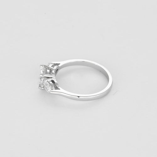 Bague 53 Élégant solitaire en or blanc et diamants 58 Facettes B23-283