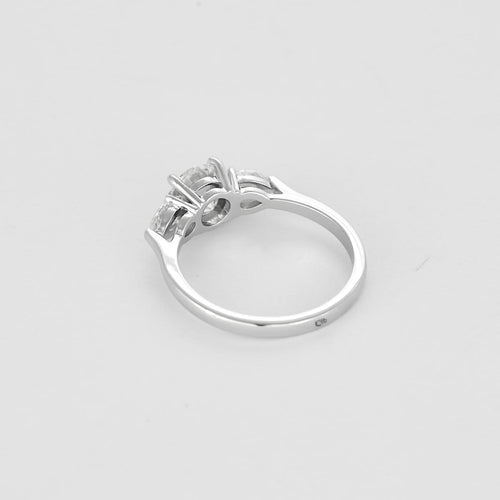 Bague 53 Élégant solitaire en or blanc et diamants 58 Facettes B23-283