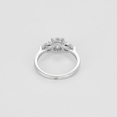 Bague 53 Élégant solitaire en or blanc et diamants 58 Facettes B23-283