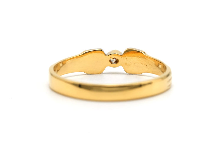 Bague 56 Bague contemporaine en or jaune 18 carats et diamants taille brillant 58 Facettes 23544