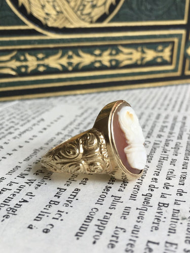 Bague 66 Bague chevalière ancienne au camée en or jaune 18K 58 Facettes 239