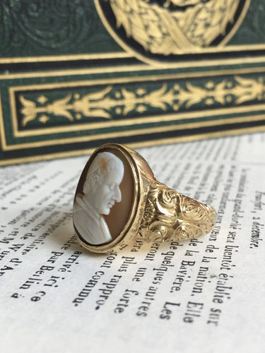 Bague 66 Bague chevalière ancienne au camée en or jaune 18K 58 Facettes 239