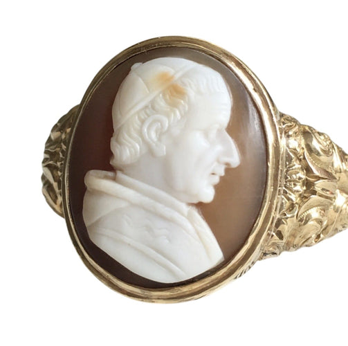 Bague 66 Bague chevalière ancienne au camée en or jaune 18K 58 Facettes 239