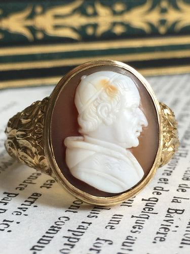 Bague 66 Bague chevalière ancienne au camée en or jaune 18K 58 Facettes 239