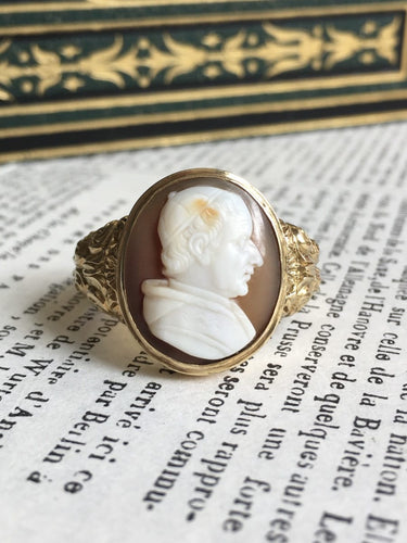 Bague 66 Bague chevalière ancienne au camée en or jaune 18K 58 Facettes 239