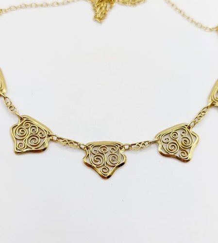 Collier Collier draperie Art nouveau à motifs filigranés en or 18k 58 Facettes A06735