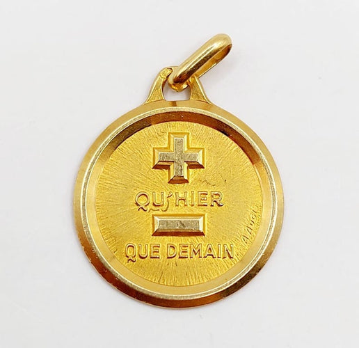 Pendentif Augis - Pendentif médaille d’amour « + qu’hier - que demain » en or 18k 58 Facettes A06758