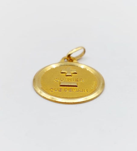 Pendentif Augis - Pendentif médaille d’amour « + qu’hier - que demain » en or 18k 58 Facettes A06758