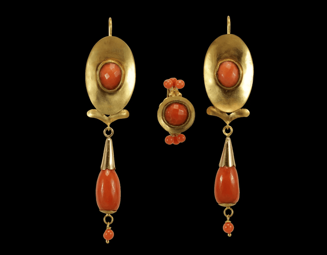 Bague 58 Parure ancienne - Boucles d’oreilles et bague en or jaune 14 carats et corail 58 Facettes 7694