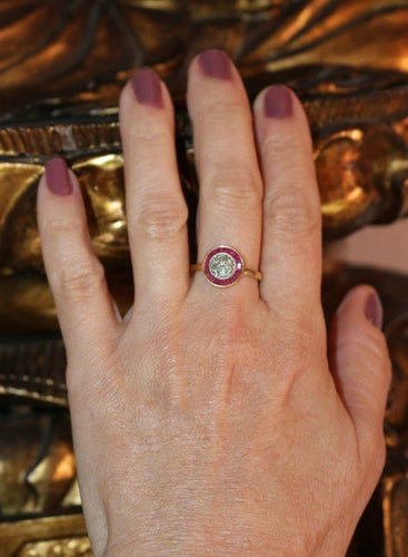 Bague 57.5 Bague Art déco ronde en or jaune 18 carats rubis synthétiques et diamants 58 Facettes 539