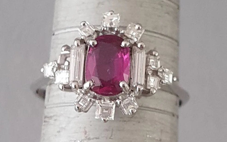 Bague 57 Bague en or blanc, rubis et diamants taille princesse 58 Facettes