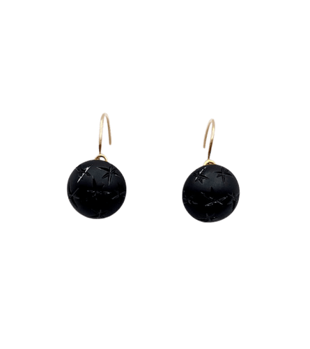 Boucles d'oreilles Dormeuses anciennes en or 18k avec cabochons de jais gravés 58 Facettes A06797