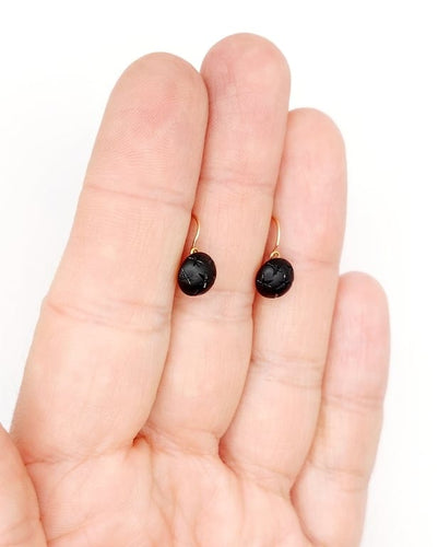 Boucles d'oreilles Dormeuses anciennes en or 18k avec cabochons de jais gravés 58 Facettes A06797
