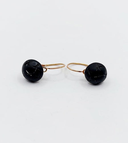 Boucles d'oreilles Dormeuses anciennes en or 18k avec cabochons de jais gravés 58 Facettes A06797