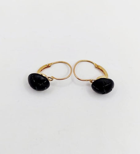 Boucles d'oreilles Dormeuses anciennes en or 18k avec cabochons de jais gravés 58 Facettes A06797