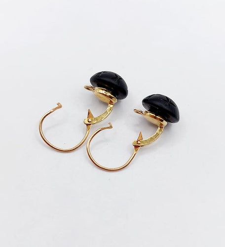 Boucles d'oreilles Dormeuses anciennes en or 18k avec cabochons de jais gravés 58 Facettes A06797