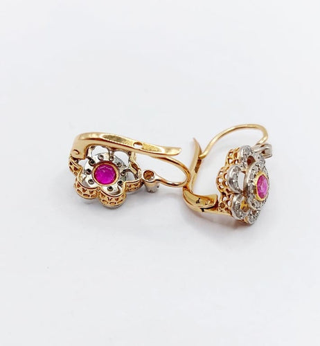 Boucles d'oreilles Dormeuses marguerite antiques en or rose 18k, platine, rubis synthétiques et diamants 58 Facettes A06712