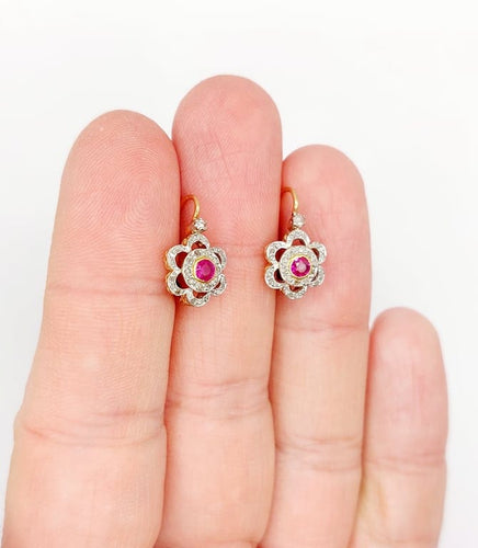 Boucles d'oreilles Dormeuses marguerite antiques en or rose 18k, platine, rubis synthétiques et diamants 58 Facettes A06712