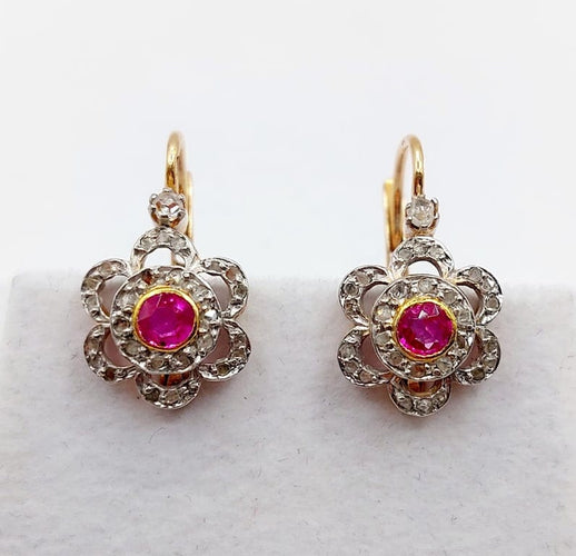 Boucles d'oreilles Dormeuses marguerite antiques en or rose 18k, platine, rubis synthétiques et diamants 58 Facettes A06712