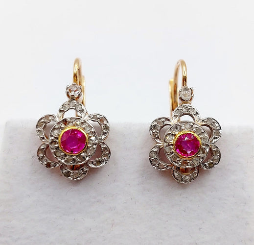 Boucles d'oreilles Dormeuses marguerite antiques en or rose 18k, platine, rubis synthétiques et diamants 58 Facettes A06712