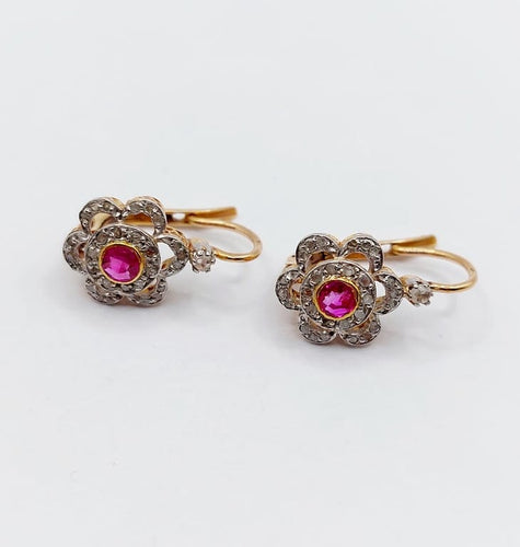 Boucles d'oreilles Dormeuses marguerite antiques en or rose 18k, platine, rubis synthétiques et diamants 58 Facettes A06712