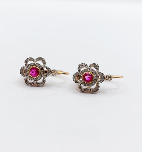 Boucles d'oreilles Dormeuses marguerite antiques en or rose 18k, platine, rubis synthétiques et diamants 58 Facettes A06712