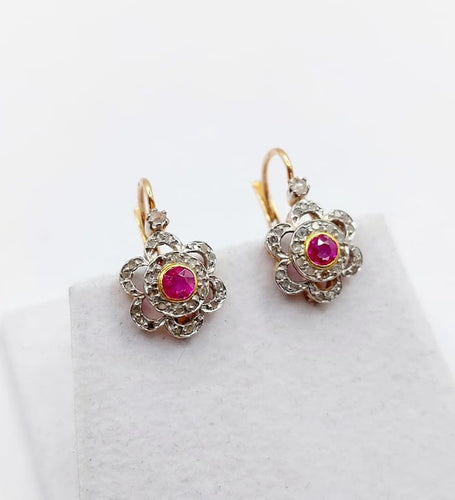 Boucles d'oreilles Dormeuses marguerite antiques en or rose 18k, platine, rubis synthétiques et diamants 58 Facettes A06712
