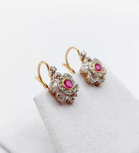 Boucles d'oreilles Dormeuses marguerite antiques en or rose 18k, platine, rubis synthétiques et diamants 58 Facettes A06712