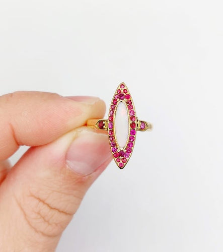 Bague 51.5 Bague marquise antique en or 18k avec opale et rubis 58 Facettes A06452