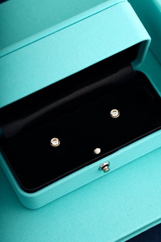 Boucles d'oreilles Tiffany & Co. Elsa Peretti - Boucles d’oreilles Diamonds by the Yard en or jaune 18K et diamants 58 Facettes Tiffany Studs