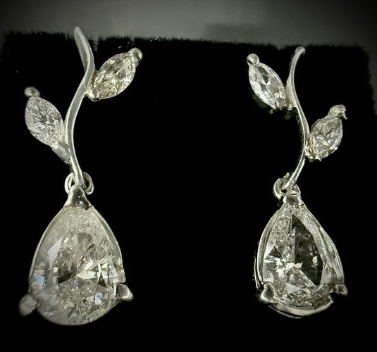 Boucles d'oreilles Boucles d’oreilles en or blanc 18 carats avec diamants 3,40 ct 58 Facettes Boucles 01