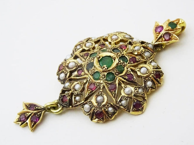 Pendentif Pendentif vintage en or 14 carats avec rubis, émeraudes et perles 58 Facettes pendant 5