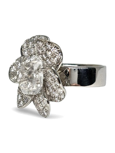 Bague 51 Bague motif fleur en or blanc 18K, diamants 1 ct et cristal 58 Facettes 1625