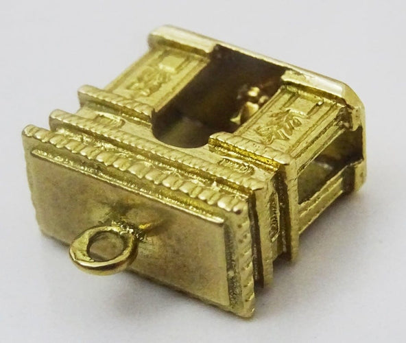 Pendentif Pendentif charm vintage Arc de Triomphe en or jaune 18 carats 58 Facettes charm 1