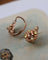 Boucles d'oreilles Paire de dormeuses anciennes en or rose et jaune 750 58 Facettes A11809