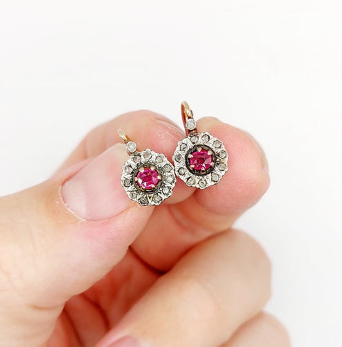 Boucles d'oreilles Dormeuses marguerite anciennes en or rose 18k, rubis synthétiques et diamants 58 Facettes A06761