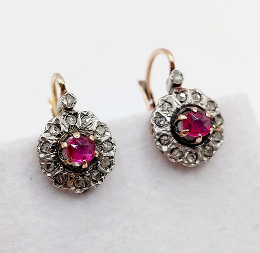 Boucles d'oreilles Dormeuses marguerite anciennes en or rose 18k, rubis synthétiques et diamants 58 Facettes A06761
