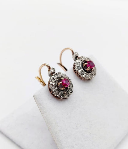 Boucles d'oreilles Dormeuses marguerite anciennes en or rose 18k, rubis synthétiques et diamants 58 Facettes A06761
