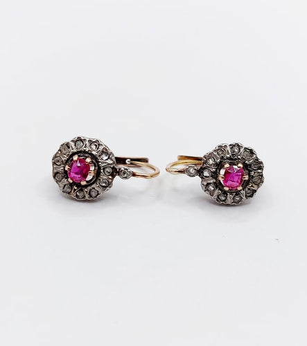 Boucles d'oreilles Dormeuses marguerite anciennes en or rose 18k, rubis synthétiques et diamants 58 Facettes A06761