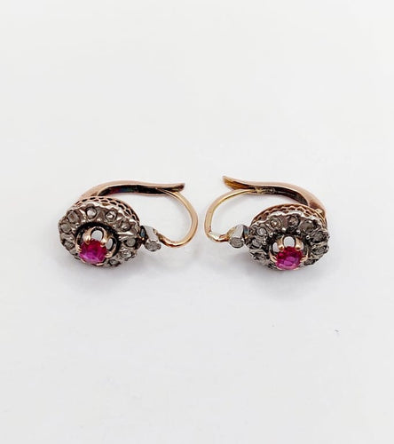 Boucles d'oreilles Dormeuses marguerite anciennes en or rose 18k, rubis synthétiques et diamants 58 Facettes A06761