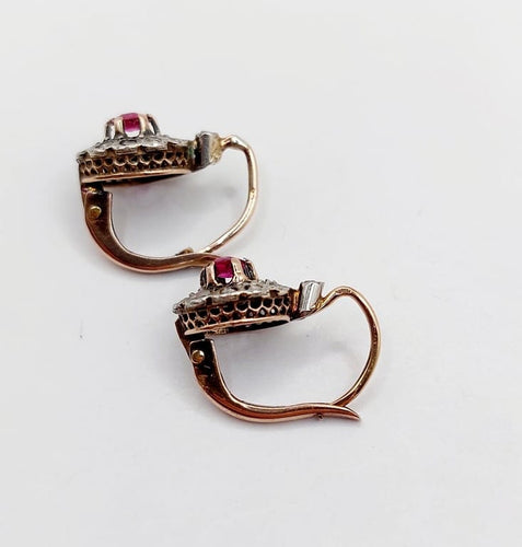 Boucles d'oreilles Dormeuses marguerite anciennes en or rose 18k, rubis synthétiques et diamants 58 Facettes A06761