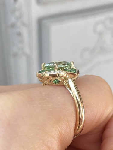 Bague 55 Bague en or jaune 18K avec tourmaline verte, diamants et tsavorites 58 Facettes 241