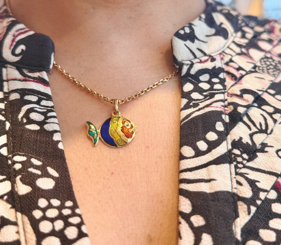 Pendentif Pendentif poisson en émail et or jaune 18 carats 58 Facettes 75FE89168279429784CCCA8166F1DE4E